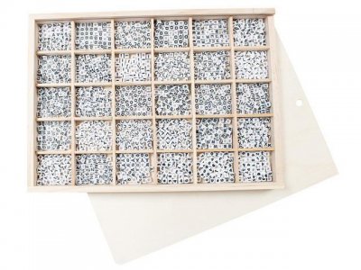 Bokstavspärlor i trälåda